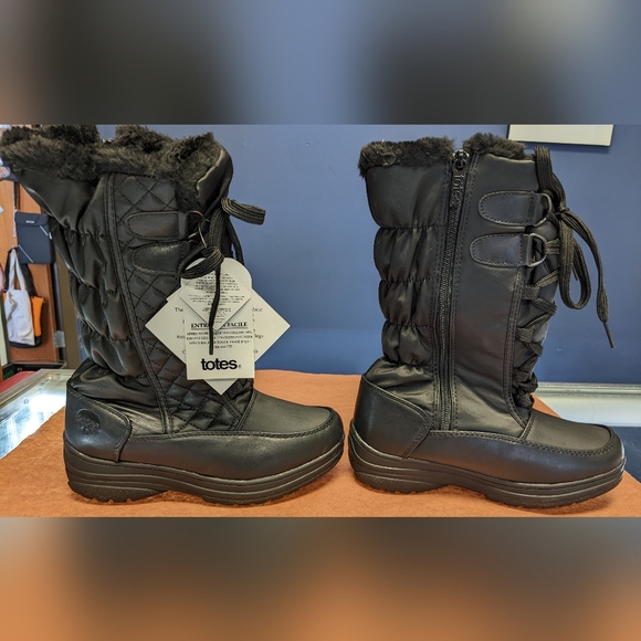 Totes Donna Black Quilted Fur-Lined Boots - Picture 4 of 10